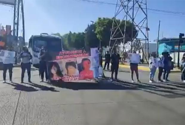 Familiares de jóvenes desaparecidos bloquean crucero de la 11 sur en Puebla