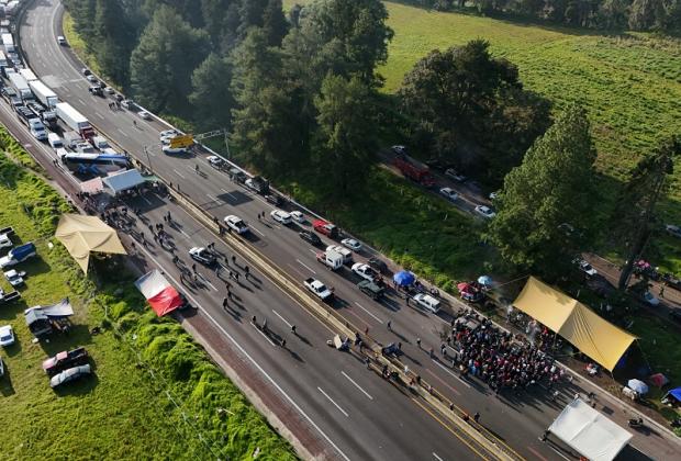 Cierres y accidentes carreteros afectan al turismo en Puebla, advierte Banco de México