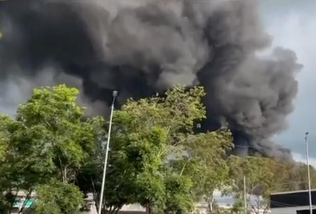 VIDEO Fuerte incendio consume bodega en Santa Clara Ocoyucan