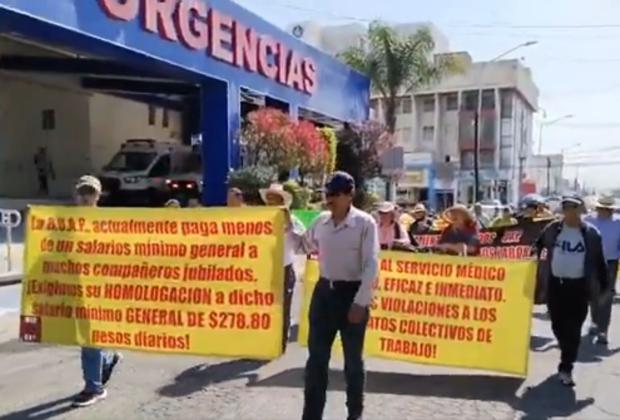 ¡Hay bloqueo en la 25 Poniente! Jubilados BUAP exigen cumplir acuerdos 