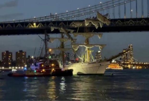 Buque Cuauhtémoc choca con Puente de Brooklyn; hay 19 tripulantes heridos