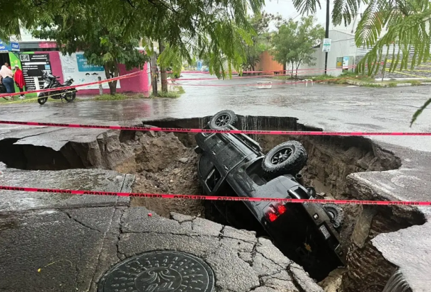 Se forma socavón en Veracruz, se traga una camioneta