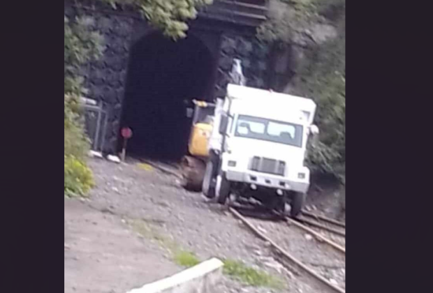 Por 3 días, pobladores de Chapulco mantienen bloqueo de vías del tren