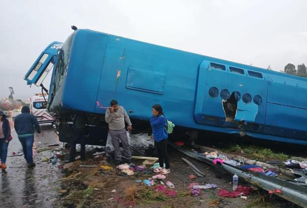 Más de 50 lesionados por volcadura de autobús en la vía Atlixcáyotl