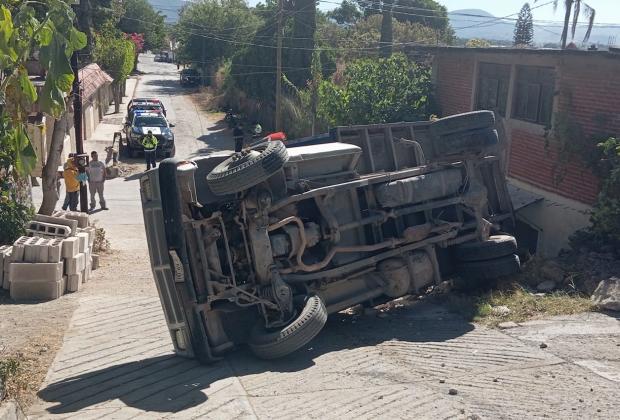 Daños materiales deja la volcadura de un camión de carga pesada en Izúcar