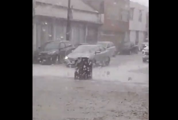 Y se marchó…captan tinaco circulando en Puebla tras fuertes lluvias