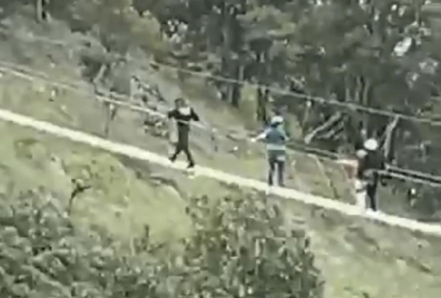 Terror en las alturas: Turistas atrapados en puente colgante de Tlatlauquitepec