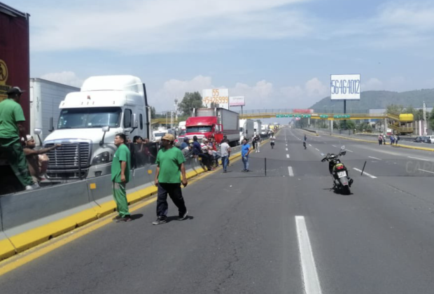 Con otro bloqueo, transportistas exigen retiro de manifestantes en la México-Puebla