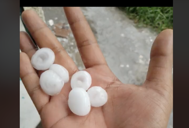 Fuerte lluvia con enormes bolas de granizo azota el norte de Puebla