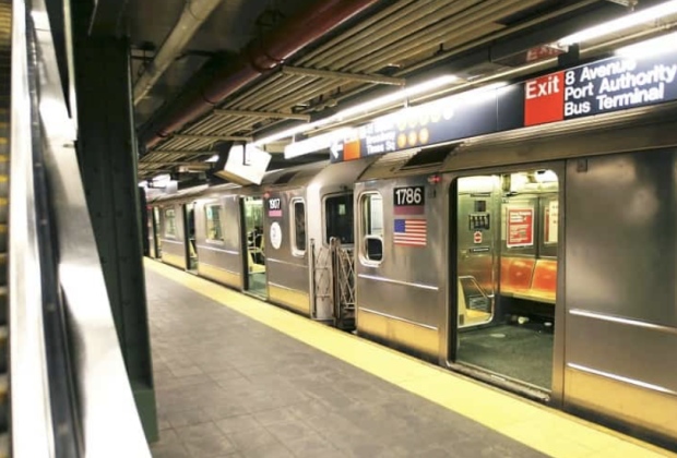 Mujer empuja a dos mexicanas a las vías del Metro de NY