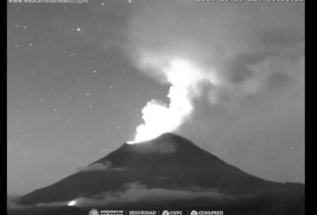 VIDEO Popocatépetl deslumbra con expulsión de ceniza la noche de este sábado