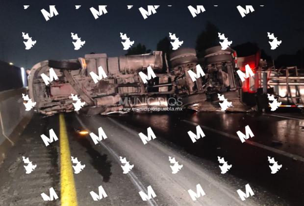 Volcadura de pipa provoca caos vial en la México-Puebla a la altura de Huejotzingo