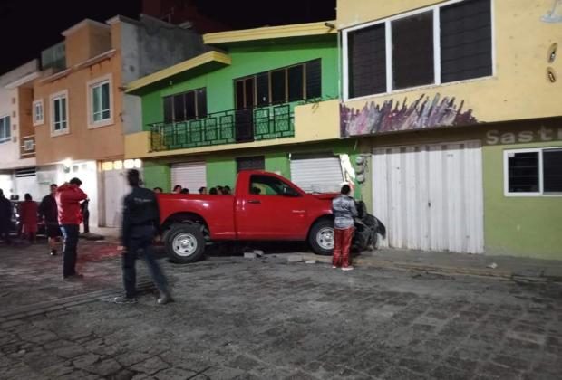 Ministeriales ebrios chocan contra un local en Tecamachalco