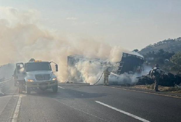 Ojo: por choque e incendio, cierran la autopista Puebla-Veracruz