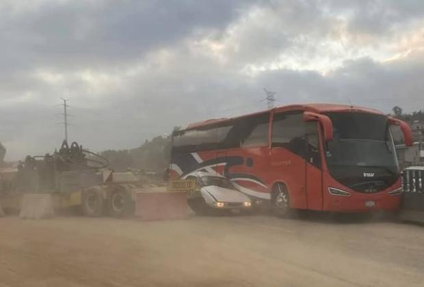 Tráiler provoca carambola en la autopista México-Puebla; cinco vehículos involucrados