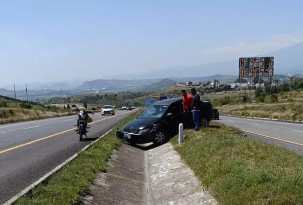 Conductor ebrio queda atravesado en camellón de la vía Atlixcáyotl en Atlixco