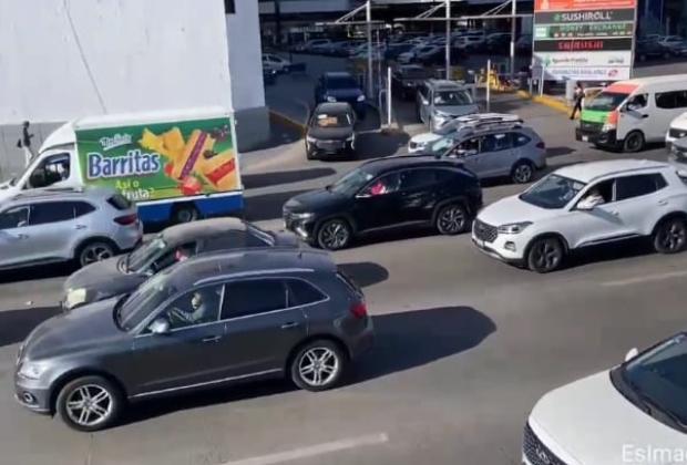 VIDEO Complicado el tráfico en la Vía Atlixcáyotl