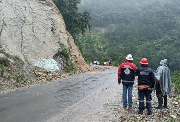 Cierran carreteras en Teziutlán y Zacatlán por lluvias y derrumbes