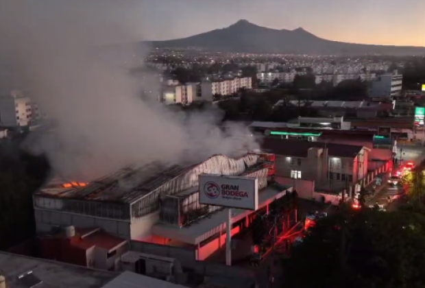 VIDEO Incendio consume Gran Bodega en Amalucan