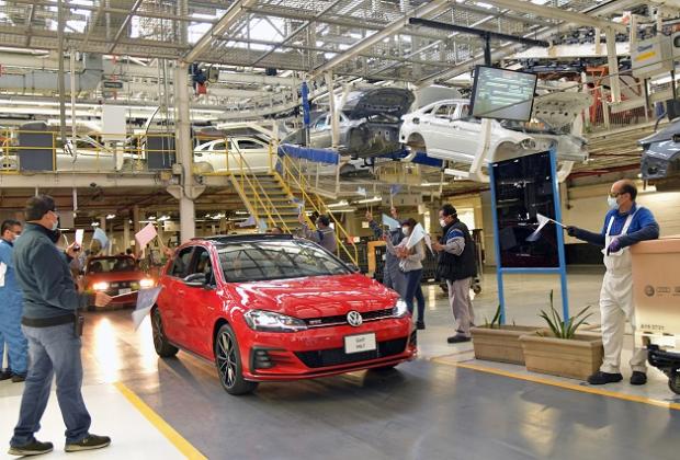 Confirma Volkswagen investigación de EU a petición de obreros en Puebla