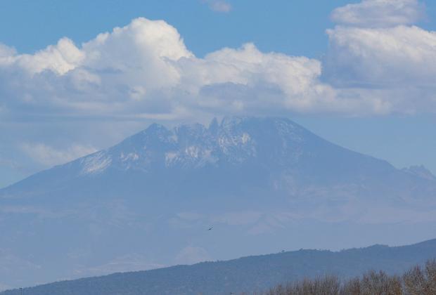 Pico de Orizaba está rodeado de nieve y cubierto por nubes