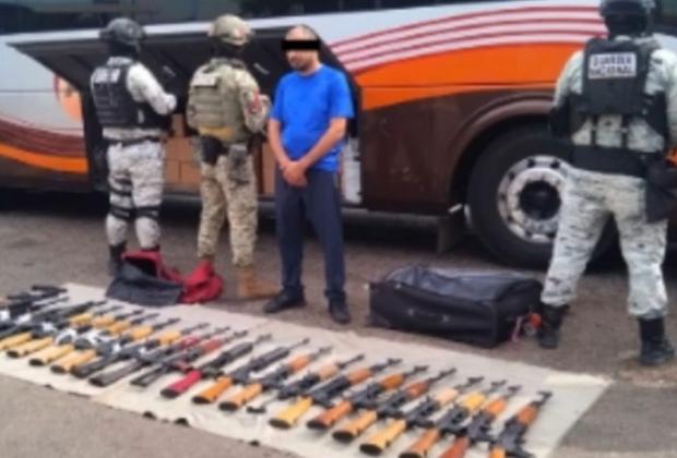 Aseguran arsenal con 22 fusiles AK-47 en Culiacán
