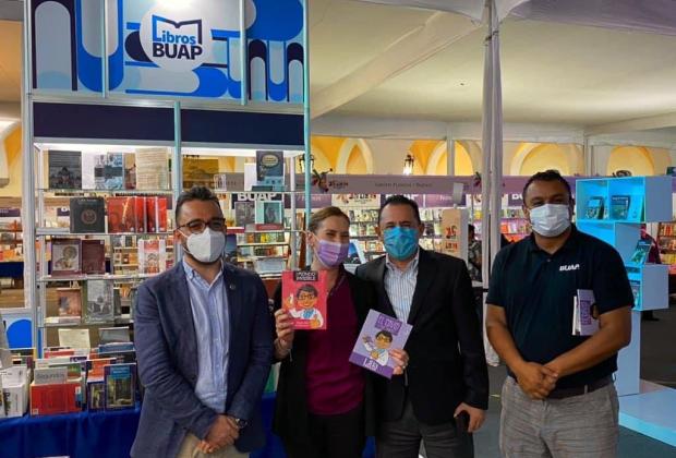 Beatriz Gutiérrez Müller visita la feria del libro de la BUAP