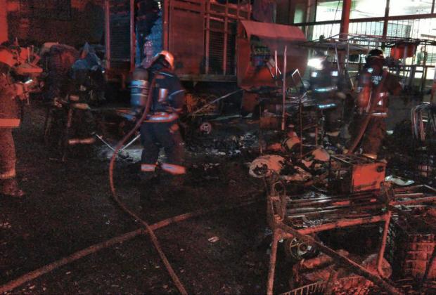 Se incendia bodega en la Central de Abastos de Puebla