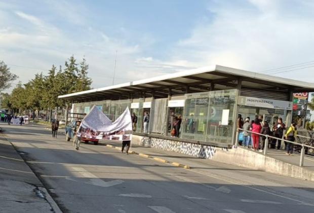 VIDEO Caos vehicular en la 11 Sur, por manifestación de ejidatarios de Azumiatla