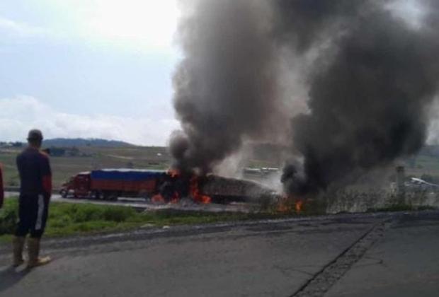 Arde tráiler en la Puebla-Orizaba, cierran la circulación