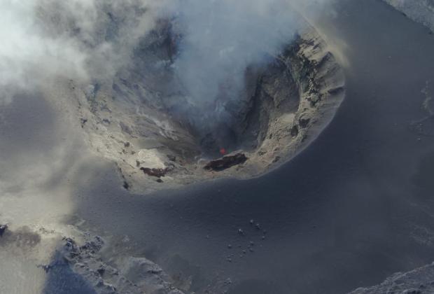 Realizan sobrevuelo con un dron sobre el cráter del Popocatépetl