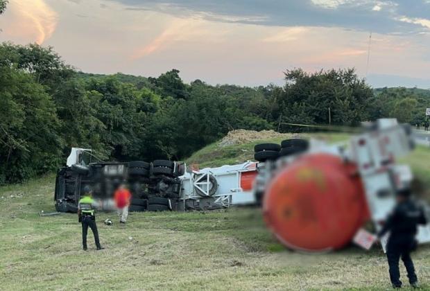 Derrapa tráiler y embiste a motociclistas en la México-Tuxpan, hay dos muertos