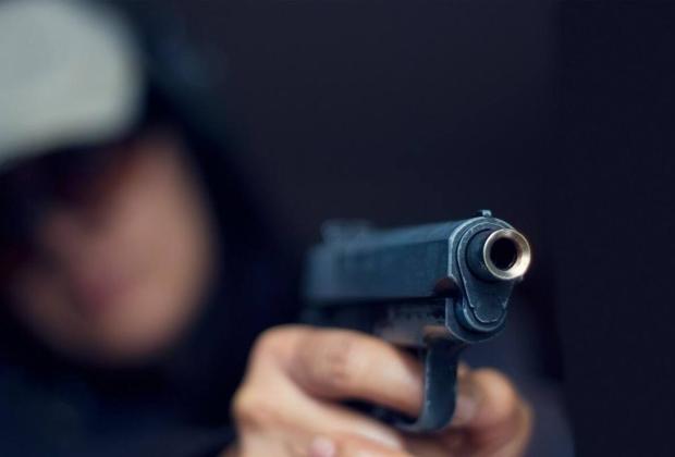 Tres hombres persiguen a balazos a un estudiante en la Resurrección 