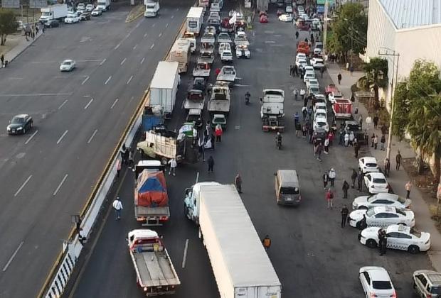 Transportistas inician con sus bloqueos de casetas en marcha con rumbo a CDMX