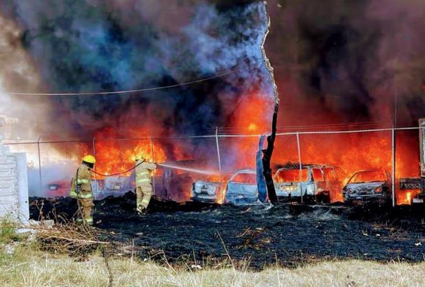 Incendio en corralón de Cuautlancingo dejó 214 vehículos calcinados