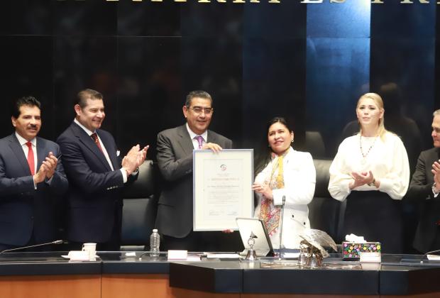 Asiste Céspedes a develación en letras doradas de Los tres Juanes de la Sierra Norte