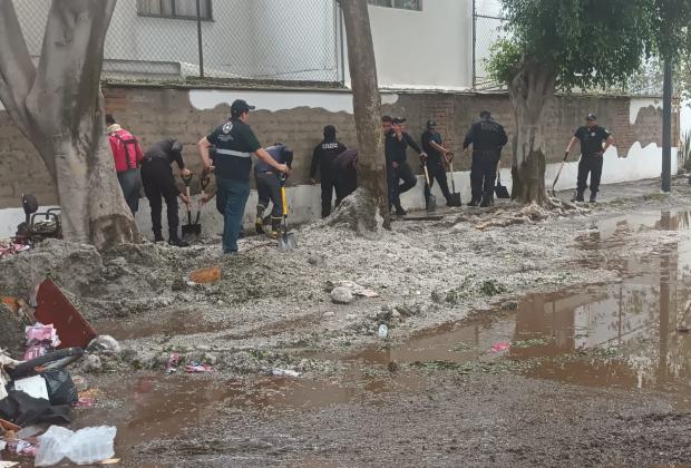 Continúan labores de limpieza en colonias de Puebla tras granizada