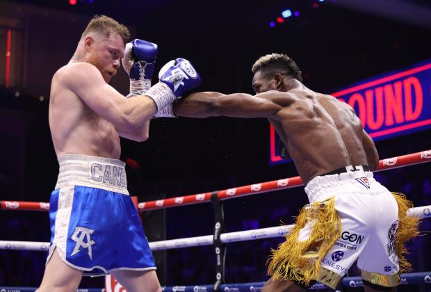 Sin lucir, Canelo Álvarez vence a William Scull