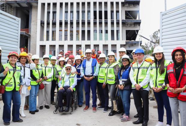Céspedes y diputados visitan construcción de la nueva sede del Congreso 