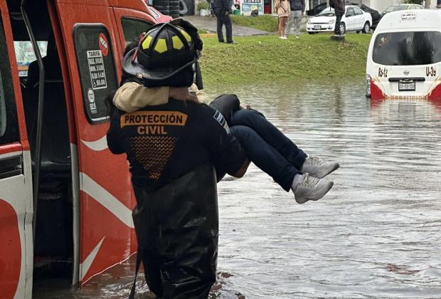 PC estatal y municipal, rescatan a poblanos atrapados por las lluvias