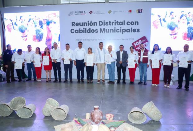 Céspedes continúa reunión con alcaldes electos en región de Tepexi de Rodríguez