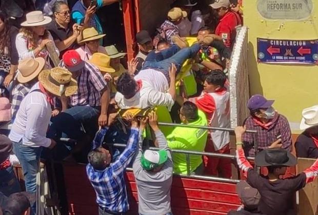 VIDEO Momento en que toro ataca a un asistente de la Huamantlada