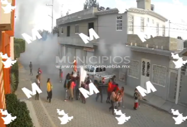 VIDEO Procesión religiosa casi termina en tragedia en Yehualtepec