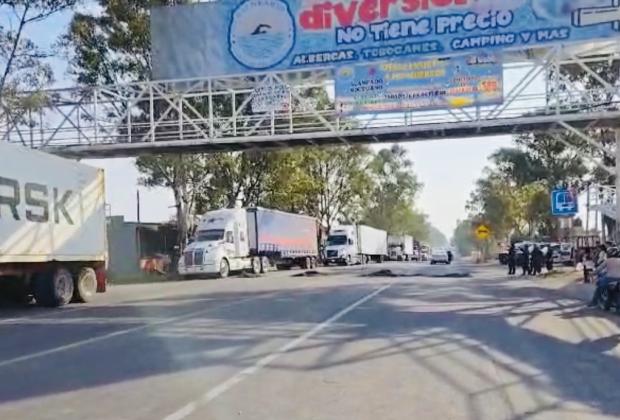 Reabren pobladores de  Santa Isabel Cholula la vía Atlixcáyotl y la carretera federal Atlixco-Puebla 