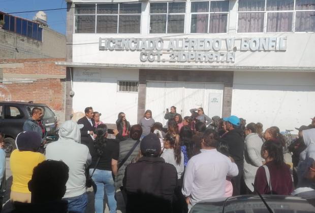 Padres de familia de escuela en Texmelucan bloquean acceso a institución y piden corte de caja