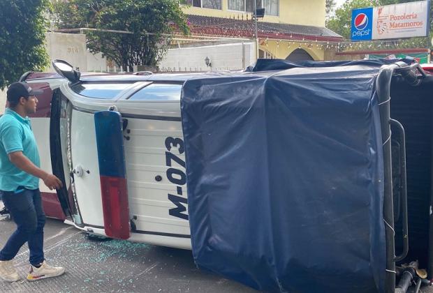 VIDEO Alcaldesa saliente y edil electo de Tecomatlán sufren volcadura