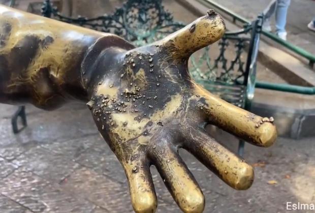 Sin su libro, amanece escultura de Hugo Leicht en Puebla capital 