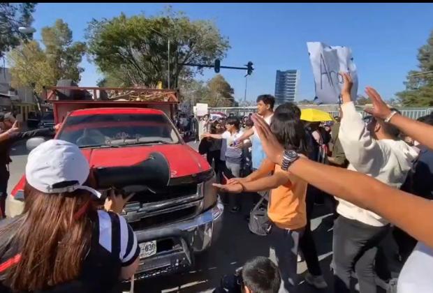 Conductor intenta atropellar estudiantes durante manifestación en Valsequillo 