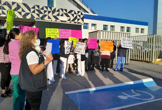 Se manifiestan trabajadores del Hospital General de Cholula en contra de directora 