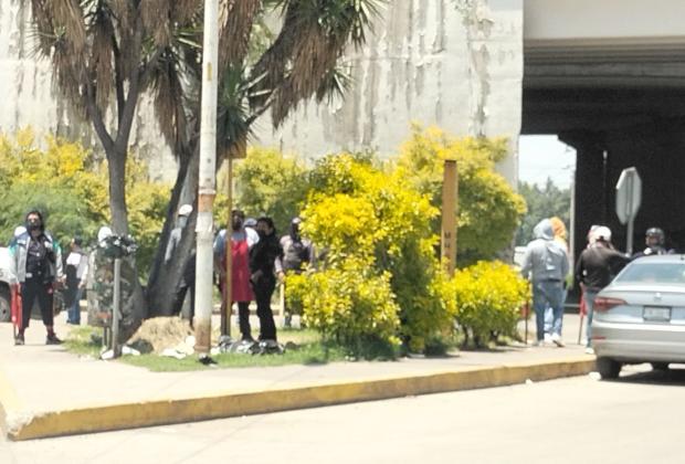 28 de Octubre y Antorcha Campesina protagonizan pelea por espacios afuera del Hospital de Traumatología